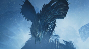 Auf dem Bild aus Monster Hunter Wilds ist ein gewaltiger, bedrohlich wirkender Drache mit dunklen, scharfkantigen Schuppen und ausladenden, stachelbesetzten Flügeln zu sehen. Die eisige Umgebung mit Schneefall und schroffen Felsen unterstreicht die düstere Atmosphäre. Der Blickwinkel von unten betont die imposante Größe des Monsters, das einschüchternd in die Kamera blickt.