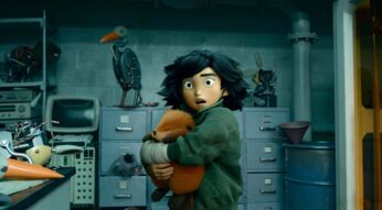 Ein junges Mädchen hält einen Biber in den Armen.