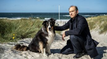 Peter Heinrich Brix in "Nord Nord Mord: Sievers und der verlorene Hund" am Strand.