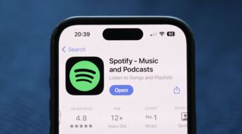 Die Spotify-App ist im App Store auf dem iPhone zu sehen