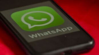 Das WhatsApp-Logo ist auf einem Smartphone zu sehen.