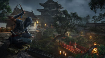Auf dem Bild aus dem Assassin's Creed Shadows Test ist ein vermummter Ninja in dunkler Kleidung zu sehen, der auf einem Baumast hockt und eine Waffe zum Wurf bereithält. Die Szenerie zeigt eine traditionelle japanische Festung in einer stimmungsvollen, nächtlichen Umgebung mit Laternenlicht. Im Hintergrund steht eine Wache auf einer roten Brücke, während weitere Patrouillen im befestigten Anwesen unterwegs sind.