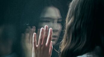 Léonie Vincent steht in dem Netflix-Thriller "Die Glaskuppel" am Fenster.