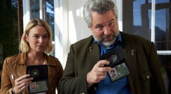Eva Winter (Vanessa Eckart) und Kommissar Anton Stadler (Dieter Fischer) zeigen vor einem Haus ihre Polizeimarken.