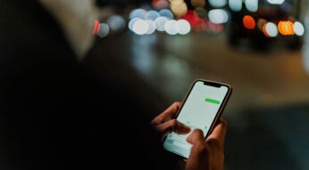 Eine Person tippt eine Nachricht bei WhatsApp auf dem Smartphone