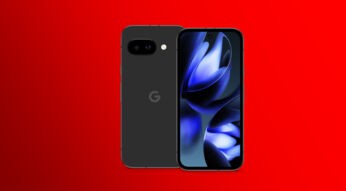 Auf diesem Hands-on-Foto ist das Google Pixel 9a in der Farbe Schwarz vor einem kräftig roten Hintergrund zu sehen. Links ist die Rückseite mit der Kameraeinheit und dem Google-Logo erkennbar, rechts das Display mit abstraktem blauen Wallpaper. Das Design wirkt minimalistisch und hochwertig – passend zur modernen Mittelklasse-Serie von Google.