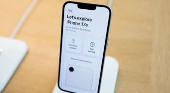 Ein iPhone 17e ausgestellt bei Apple