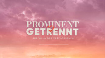 Offizielles Pressebild zur Realityshow „Prominent getrennt – Die Villa der Verflossenen“. Vor einem dramatischen Himmel in Rosa- und Orangetönen ist der Schriftzug der Sendung zentriert platziert. In der Mitte verbindet ein gebrochenes Herzsymbol die Worte „Prominent“ und „Getrennt“. Ideal für die mediale Ankündigung der „Prominent getrennt-Gewinner:innen“.