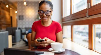 Frau_Smartphone_Symbolbild