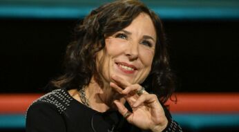 Eine Frau lächelt in die Kamera