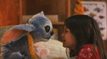 Der Charakter Stitch und Maia Kealoha als Lilo in einer Szene des Films "Lilo & Stitch"