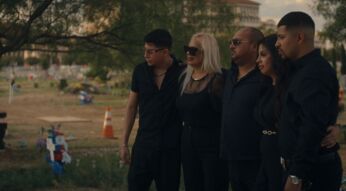 Fünf Personen stehen trauernd vor einem Grab.