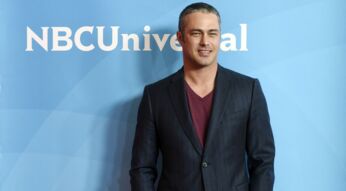 "Chicago Fire"-Star Taylor Kinney posiert bei einer NBC-Presseveranstaltung