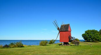 Alte rote Windmühle an der Küste der schwedischen Insel Öland.
