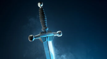 Symbolbild zur möglichen Quicksilver Buchverfilmung: Ein stilisiertes Schwert ragt in aufrechter Position in den nebligen Nachthimmel. Die Klinge ist hell beleuchtet, der Griff rustikal mit Rillen gestaltet. Die Szene vermittelt eine mystische, fast alchemistische Atmosphäre – passend zur düsteren und geheimnisvollen Stimmung des Romans.