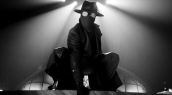 Auf dem Bild in dem Artikel zur Spider Noir-Serie ist der Charakter zu sehen.