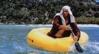 Tom Hanks auf einem Schlauchboot im Meer in einer Szene des Films "Cast Away"