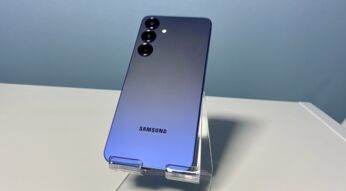 Das Galaxy S25 ist auf einem Preview-Event in Kalifornien ausgestellt.