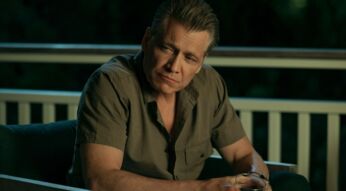 Holt McCallany als Harlan Buckley in einer Szene von "The Waterfront".