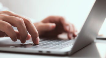 Das Bild zeigt eine Nahaufnahme von Händen, die konzentriert auf einer Laptoptastatur tippen – stellvertretend für die Erstellung digitaler Inhalte oder KI-Anwendungen. Es wird symbolisch genutzt im Zusammenhang mit dem Thema „eigenes GPT erstellen“ und vermittelt einen modernen, produktiven Arbeitsmoment mit Fokus auf Technologie und künstliche Intelligenz.