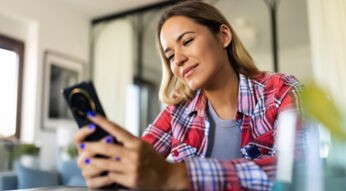 Eine Frau schaut auf ihr Smartphone.