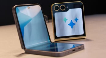 Zwei Ausführungen des Galaxy Z Flip6 nebeneinander von vorne und hinten