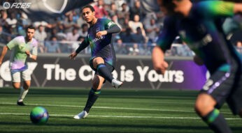 Auf diesem Screenshot aus dem Fußball-Videospiel „EA Sports FC 26“ ist eine Spielsituation auf dem Rasen zu sehen: Ein Spieler im dunkelblauen Trikot mit Regenbogenakzenten schießt konzentriert den Ball. Im Hintergrund sind Gegner und Zuschauer zu erkennen. Die Szene wirkt dynamisch und realitätsnah inszeniert.