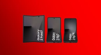 Das Bild zeigt die drei neuen Samsung Foldables aus dem Jahr 2025. Ganz links ist das Galaxy Z Fold7 zu sehen, in der Mitte das Samsung Galaxy Z Flip7 und ganz rechts das Galaxy Z Flip7 FE. Alle Geräte sind leicht geknickt, sodass der Faltmechanismus zu sehen sind. Sie sind vor einem roten Hintergrund platziert.