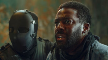 Bild aus der Serie Hostage: Ein Mann wird als Geisel von einer maskierten Person abgeführt.