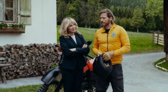 Elisa Röder macht Markus in "Die Bergretter" ein verlockendes Angebot.