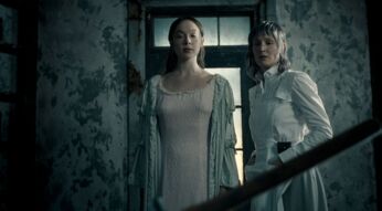 Ella Beatty als Lizzie Borden und Vicky Krieps als Maggie Sullivan in "Monster: Die Geschichte von Lizzie Borden