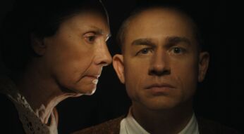 Laurie Metcalf als Augusta Gein und Charlie Hunnam als Ed Gein in einer Szene von "Monster: Die Geschichte von Ed Gein".
