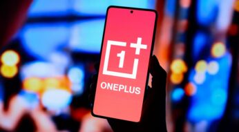 Das rote Logo von OnePlus ist auf einem Smartphone abgebildet.