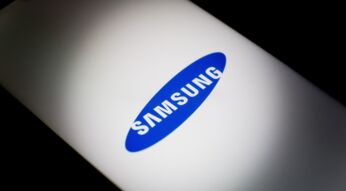 Smartphone mit Samsung-Logo auf dem Display ist zu sehen.
