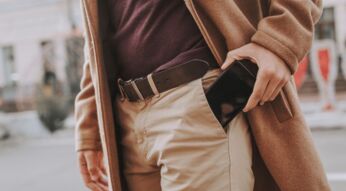 Mann steckt Smartphone in die Hosentasche