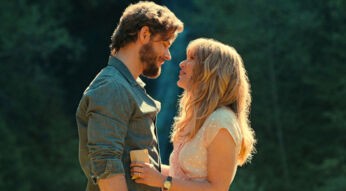 Produktionsstandbild von Callum Kerr als Everett und Jessica Rothe als Sarah in Folge 607 von „Virgin River“.