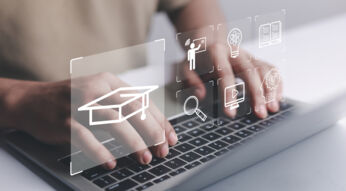Eine Person tippt auf einem Laptop, während darüber digitale Icons zum Thema Bildung und Lernen eingeblendet sind – darunter ein Abschlusshut, ein Lehrer am Whiteboard, eine Glühbirne und ein Buchsymbol. Das Bild steht sinnbildlich für digitales Lernen und künstliche Intelligenz im Bildungsbereich und passt thematisch zum Einsatz von KI im ChatGPT Lernmodus.