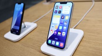 Das iPhone 16e ist in einem Apple Store in Milan, Italien, ausgestellt.