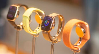 Vier Modelle der Apple Watch Series 11 sind in einem Laden ausgestellt.