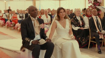 Durek Verrett und Märtha Louise sitzen bei ihrer Trauung nebeneinander.