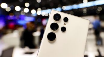 Das Samsung Galaxy S23 Ultra wird in die Kamera gehalten.