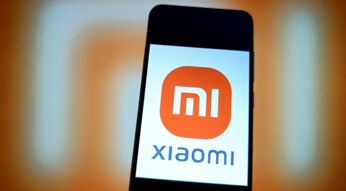 Das Logo von Xiaomi ist auf einem Smartphone zu sehen.