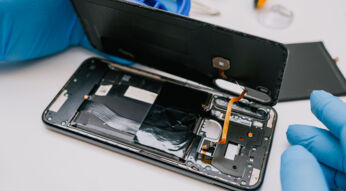 Auf diesem Bild ist zu sehen, wie ein Smartphone fachmännisch geöffnet wird – ein typisches Szenario, wenn das Handy kaputt ist und geprüft wird, ob eine Garantie greift.