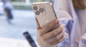 Frau hält iPhone 16 Pro in die Kamera.