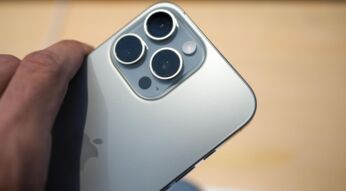 Kunde hält das iPhone 16 in die Kamera.