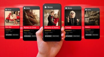 Auf dem Bild zu Rating Plattformen ist eine Hand zu sehen, die ein Smartphone mit Streaming-Vorschlägen hält. Um das Handy schweben vier weitere Bildschirme mit Serien und Filmen aus Genres wie Romance & Drama, Comedy oder Mystery & Crime. Jeder Titel ist mit Sternen bewertet und zeigt die Spielzeit oder Episodenzahl.
