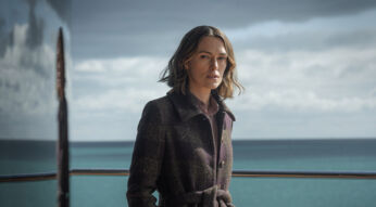 Produktionsstandbild von Keira Knightley auf einem Schiff im Film „The Women in Cabin 10“.