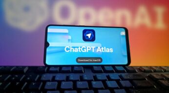 Das Logo von ChatGPT Atlas ist auf dem Display eines Smartphones zu sehen.