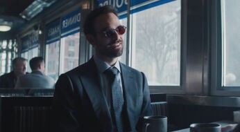 Matt Murdock sitzt in „Daredevil: Born Again“ in einem Diner oder Café.