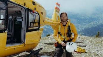 Bergretter Markus Kofler (Sebastian Ströbel) steht vor dem Rettungshubschrauber.